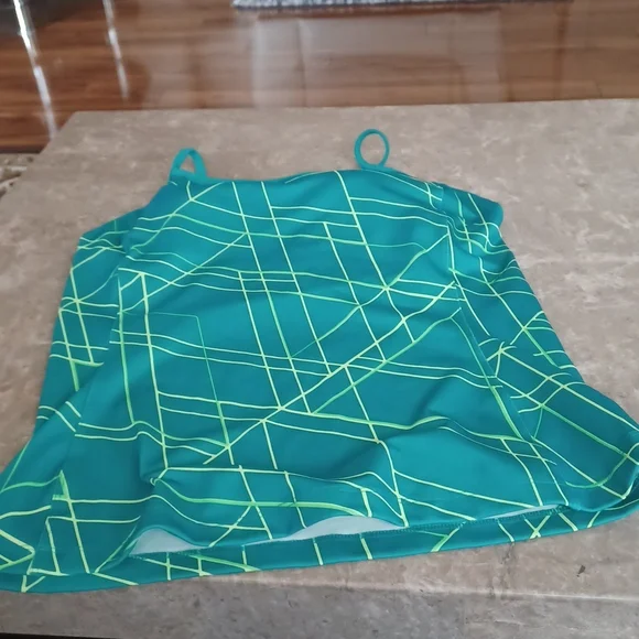 - Old navy woman active top - Picture 2 of 3